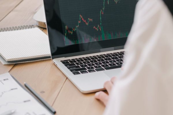 This article explains how to use Zacks Investment Research as a practical, data-driven foundation for investing in fast-moving AI companies. It shows why tradit...