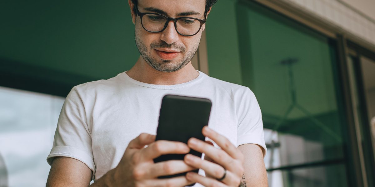 A person engrossed in content, reflecting the positive impact of personalized newsletters.