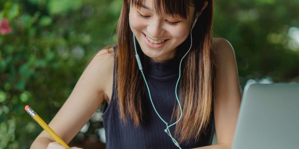 An employee actively engaged in a learning activity, demonstrating the positive impact of personalized training.