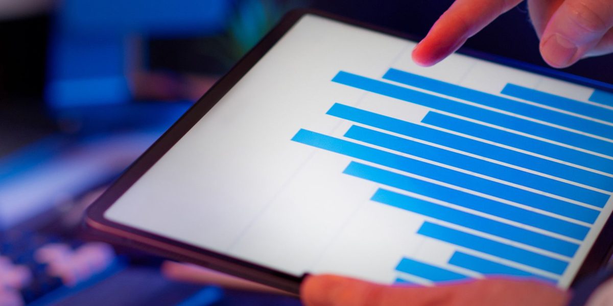 This guide explains how to combine AI-driven newsletters with LinkedIn distribution to deliver clear, relevant AI updates without overwhelming your audience. It...