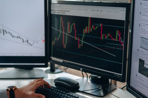 This article explains what companies now expect from senior data scientists in 2026 and how to meet those expectations. It breaks down the main role variants—fr...