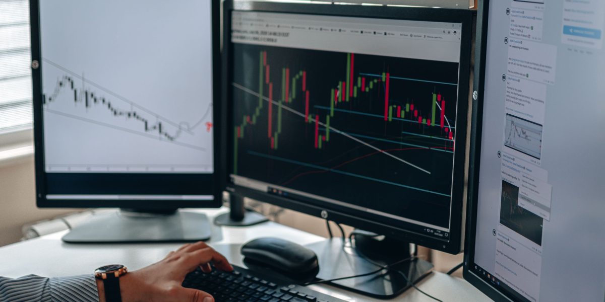 This article explains what companies now expect from senior data scientists in 2026 and how to meet those expectations. It breaks down the main role variants—fr...